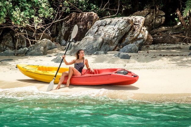 ragazza sul concetto di canoa di viaggio e hobby