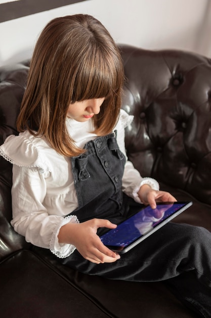 Ragazza sul divano con tablet