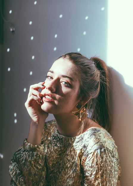 Ragazza sul pavimento alla festa di Capodanno