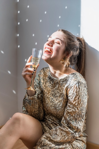 Ragazza sul pavimento alla festa di Capodanno