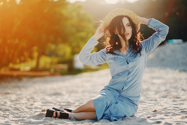 ragazza sulla spiaggia