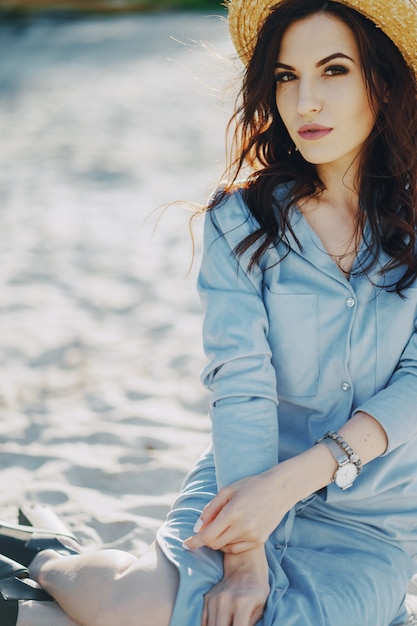 ragazza sulla spiaggia