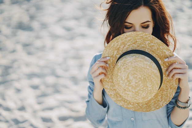 ragazza sulla spiaggia