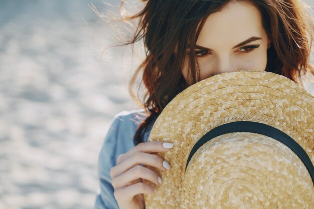 ragazza sulla spiaggia