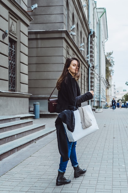 ragazza sulla strada di una città europea