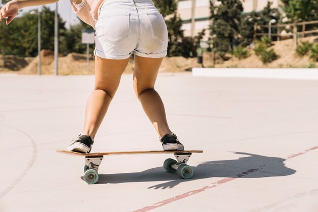 Ragazza sullo skateboard