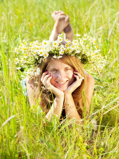 Ragazza teen in camomiles chaplet