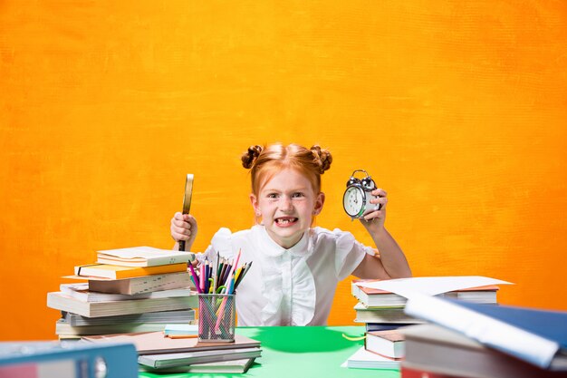 Ragazza teenager con molti libri