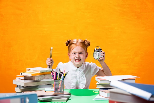 Ragazza teenager con molti libri