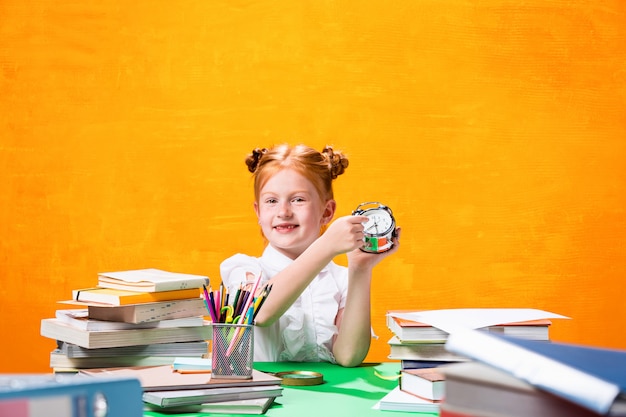 Ragazza teenager con molti libri