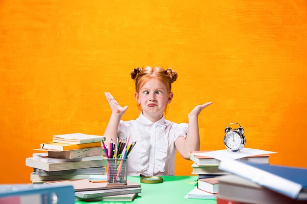 Ragazza teenager con molti libri