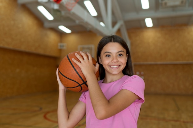 Ragazza tiro medio con pallacanestro