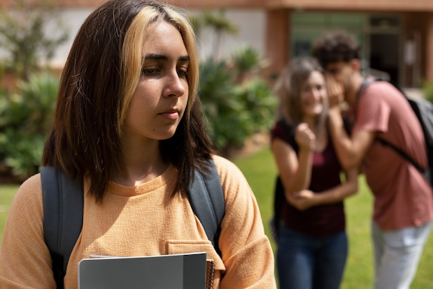 Ragazza triste di vista frontale vittima di bullismo