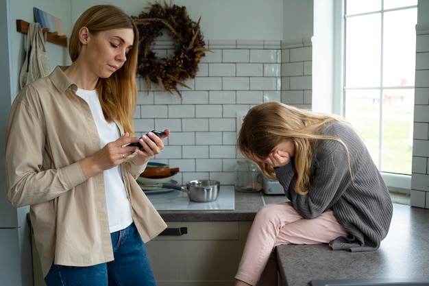 Ragazza triste di vista laterale senza telefono