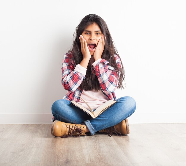 Ragazza urlando con le mani sul viso