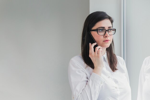 Ragazza utilizzando smartphone e parlare