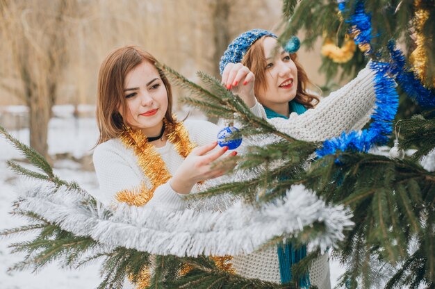 Ragazza vicino albero