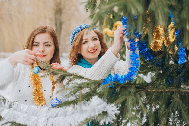 Ragazza vicino albero