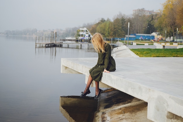 ragazza vicino all&#39;acqua