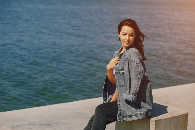 ragazza vicino all&#39;acqua