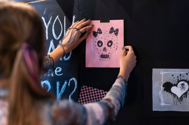 Ragazza vista laterale con post-it rosa