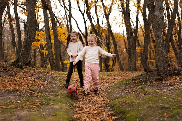 Ragazze a tutto campo che giocano fuori