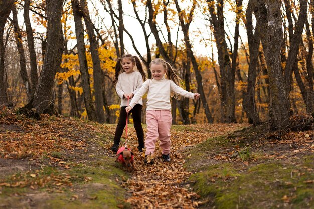 Ragazze a tutto campo che giocano fuori