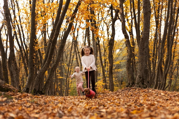 Ragazze a tutto campo con cane in natura