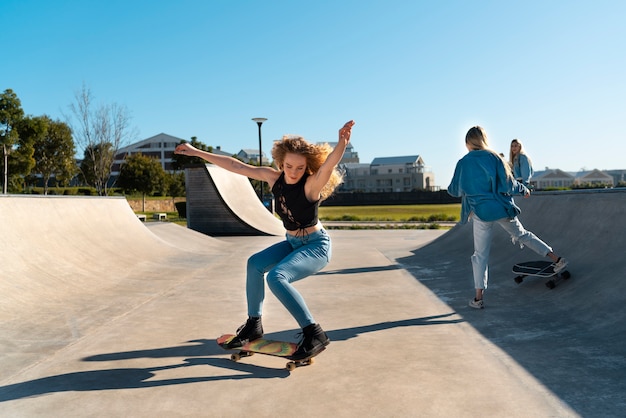 Ragazze a tutto campo sullo skateboard all'esterno