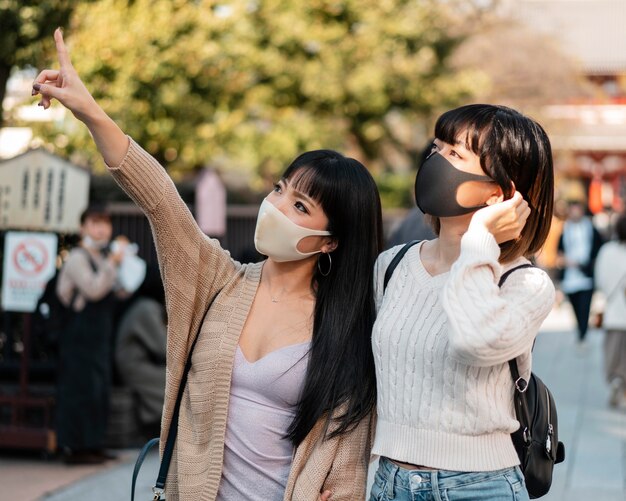 Ragazze abbastanza asiatiche che indossano maschere per il viso