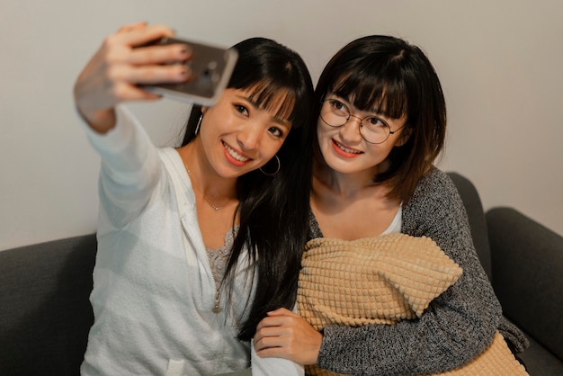 Ragazze abbastanza asiatiche che prendono un selfie