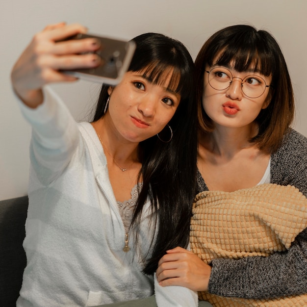 Ragazze abbastanza asiatiche che prendono un selfie