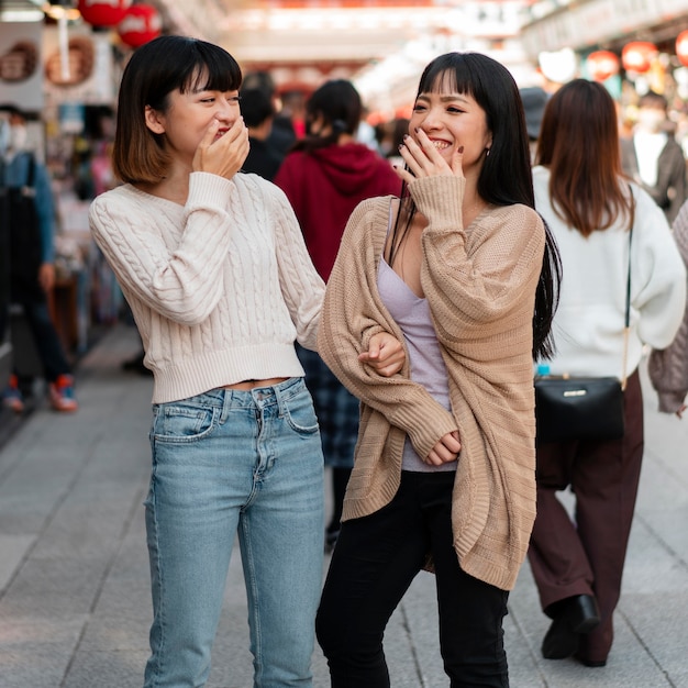 Ragazze abbastanza asiatiche che ridono insieme