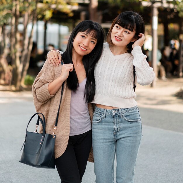 Ragazze abbastanza asiatiche insieme all'aperto