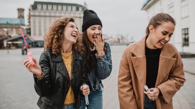 Ragazze abbastanza giovani che si divertono insieme