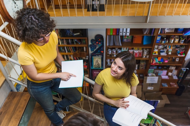 Ragazze adolescenti che studiano sulla scalinata