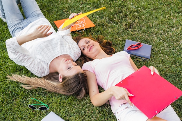 Ragazze affascinanti in posa con le cartelle