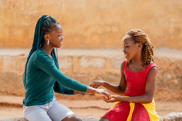 Ragazze africane del colpo medio insieme