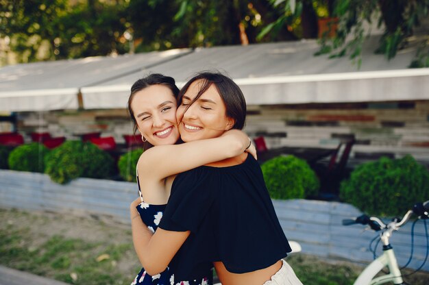 Ragazze alla moda che camminano in un parco estivo