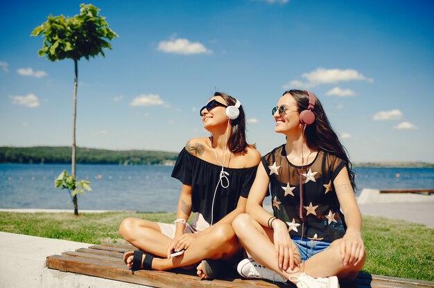 Ragazze alla moda che camminano in un parco estivo