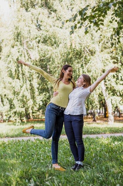 Ragazze allegre che sorridono e che si guardano