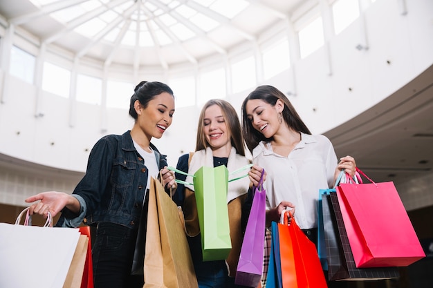 Ragazze allegre nel centro commerciale