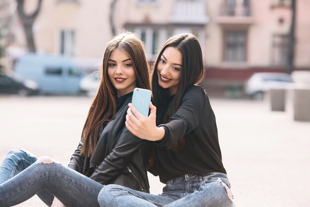 ragazze belle che catturano una foto