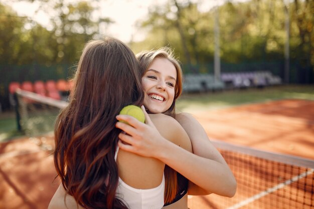 Ragazze belle ed eleganti sul campo da tennis