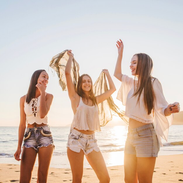 Ragazze carine che ballano sulla spiaggia