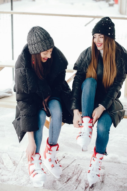 Ragazze carine e belle in un maglione bianco in una città d'inverno