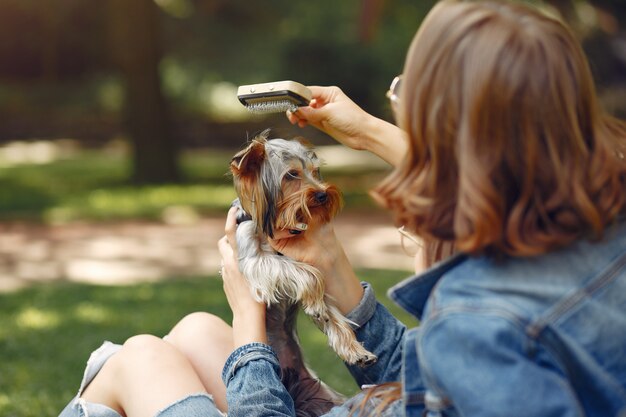 ragazze carine in un parco giocando con cagnolino