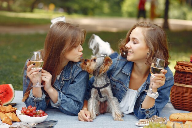 ragazze carine in un parco giocando con cagnolino