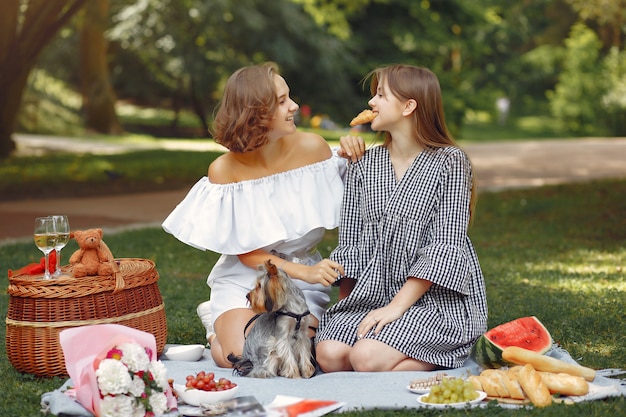 ragazze carine in un parco giocando con cagnolino