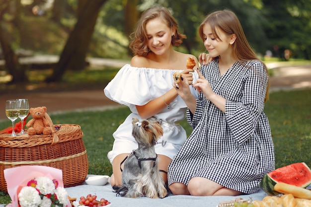 ragazze carine in un parco giocando con cagnolino